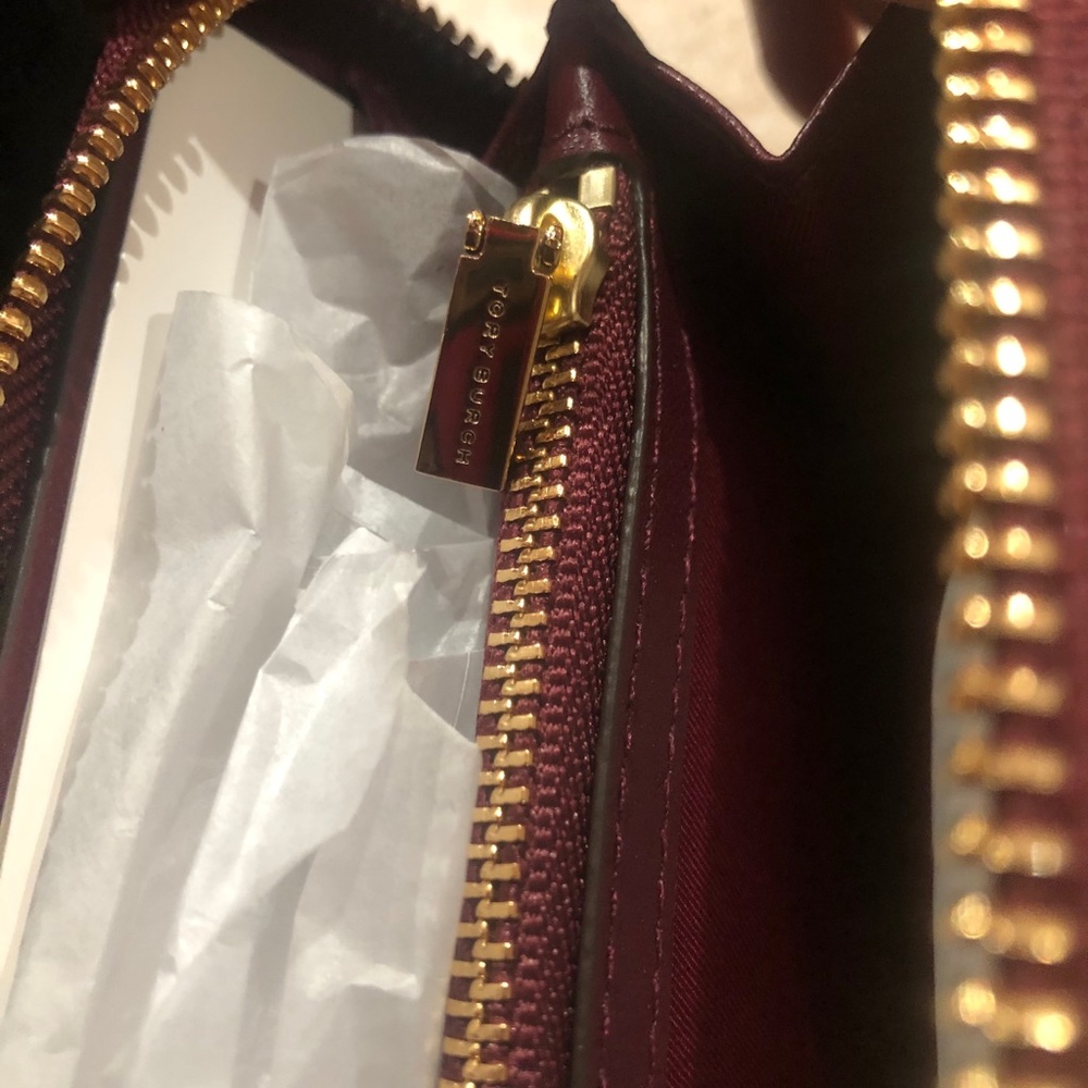 Tory Burch Kira wallet in Imperial Garnet - Picture 5 of 9